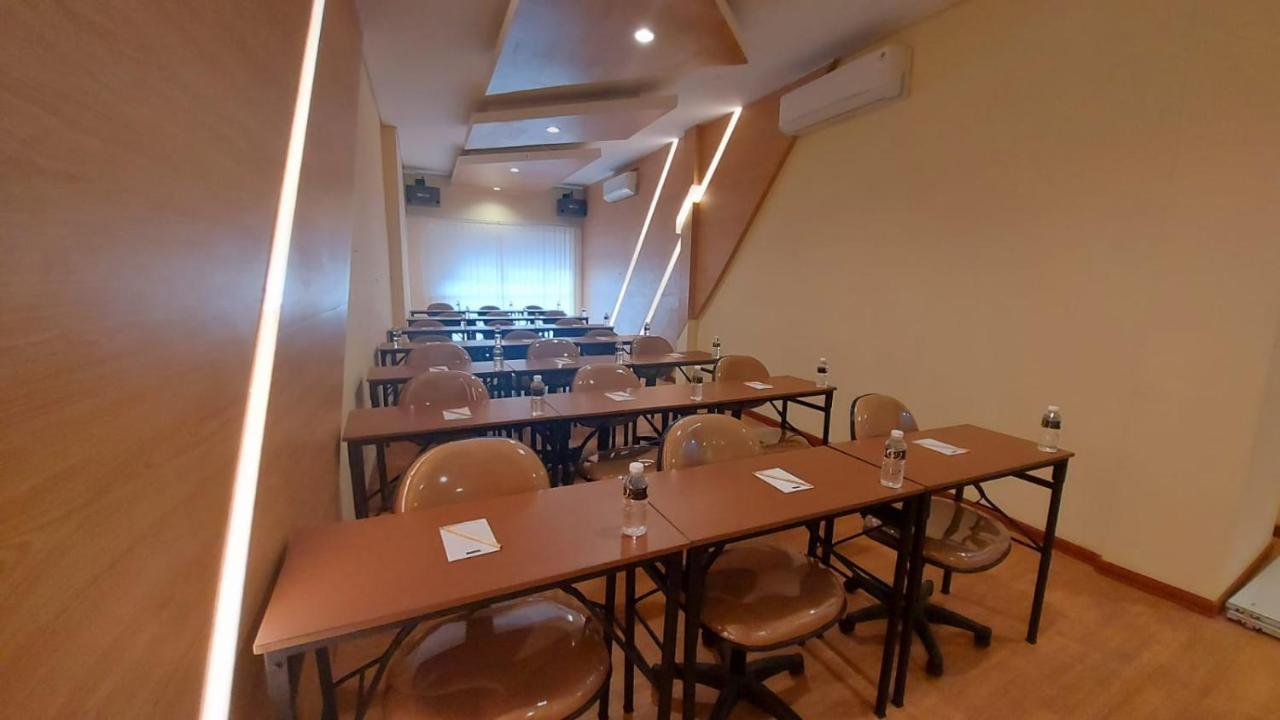 Bekizaar Hotel Surabaya Exteriör bild